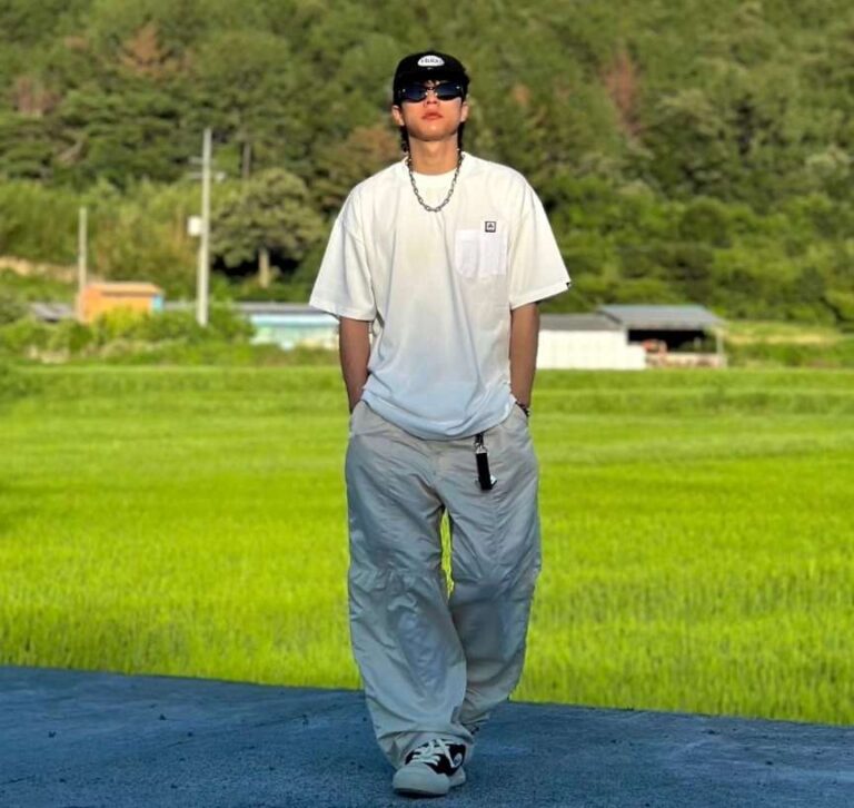 guy wearing oversized, plain white tee with wide leg cargo style trousers