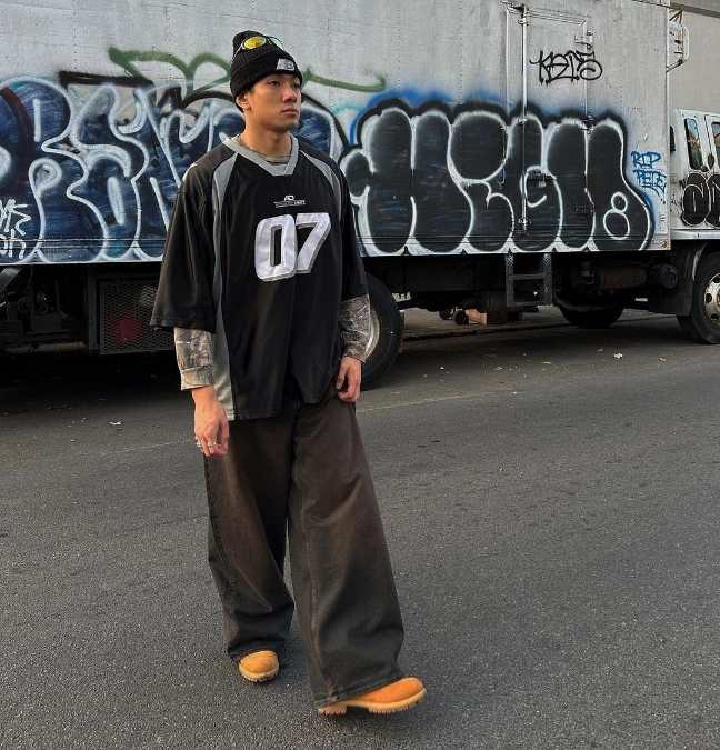 guy wearing black oversized jeans paired with an oversized jersey shirt